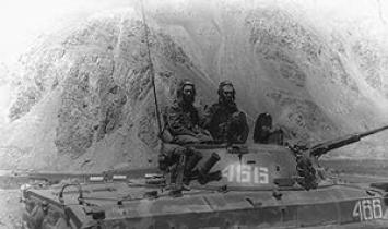 180 MRR 2e tankbedrijf.  Mijn Afghanistan.  Binnenkomst van een groep Sovjet-troepen in Afghanistan