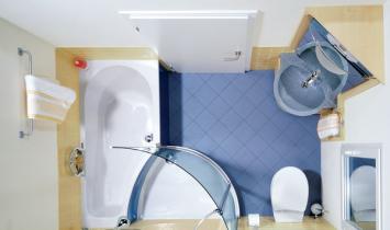 Renovatie van een kleine badkamer: afwerking, selectie van sanitair, meubelopstelling Reparatie van een klein bad